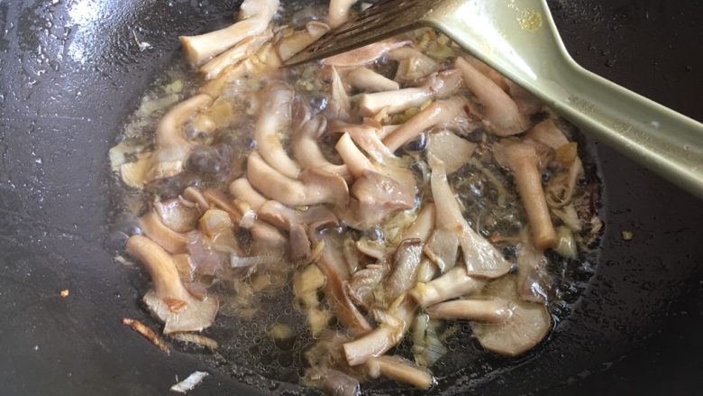 西兰花炒胡萝卜片,加入蘑菇炒一下，加半碗水烧几分钟