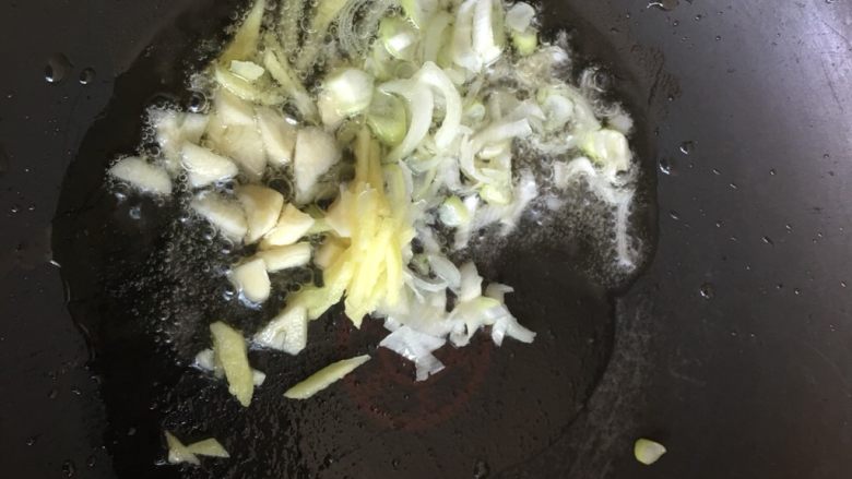 西兰花炒胡萝卜片,锅里放油烧热加入葱姜蒜爆香