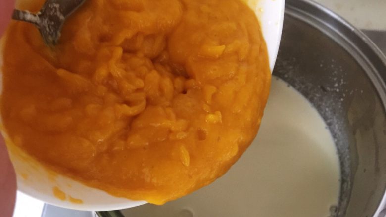 芒果布丁,芒果泥倒入冷却后的淡奶液中，搅拌均匀
