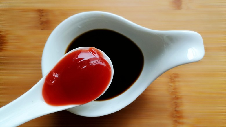 番茄烧茄子,小碗中加入生抽，蚝油，食盐和<a style='color:red;display:inline-block;' href='/shicai/ 3729'>白糖</a>，再加入适量<a style='color:red;display:inline-block;' href='/shicai/ 699'>番茄酱</a>。