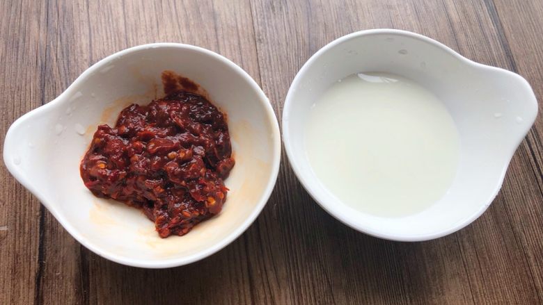鸭血豆腐煲,郫县豆瓣酱用刀剁碎,玉米淀粉加点水调成水淀粉