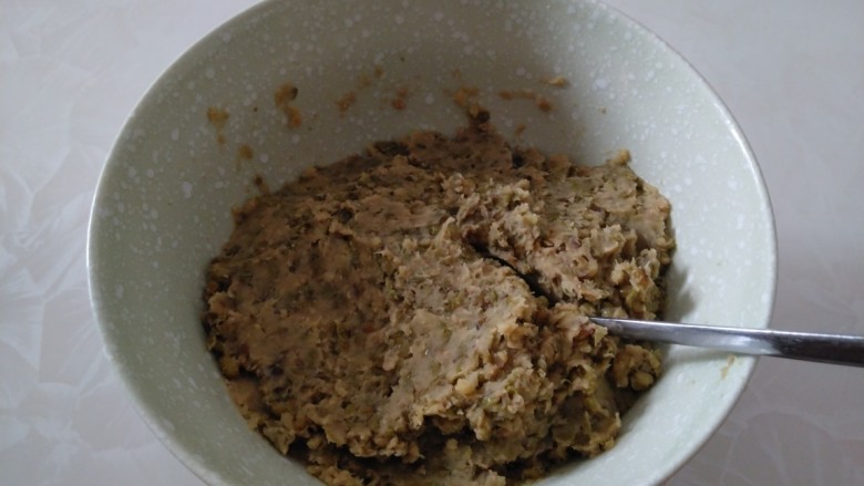 三种口味的带皮绿豆糕,大火煮开转小火煮40分钟,用勺子压成泥。