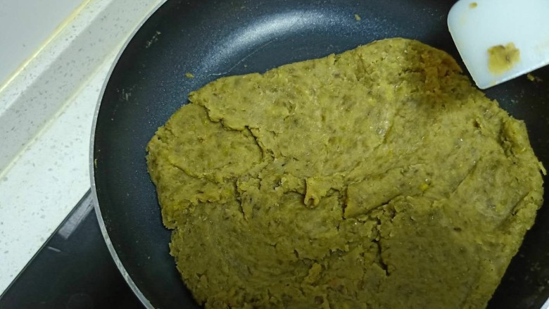 三种口味的带皮绿豆糕,当蜂蜜完全融入,水分蒸干,绿豆抱团,关火。