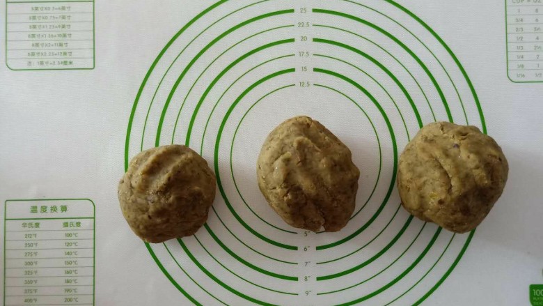 三种口味的带皮绿豆糕,倒入硅胶垫上,不烫手后,平均分成三份。
