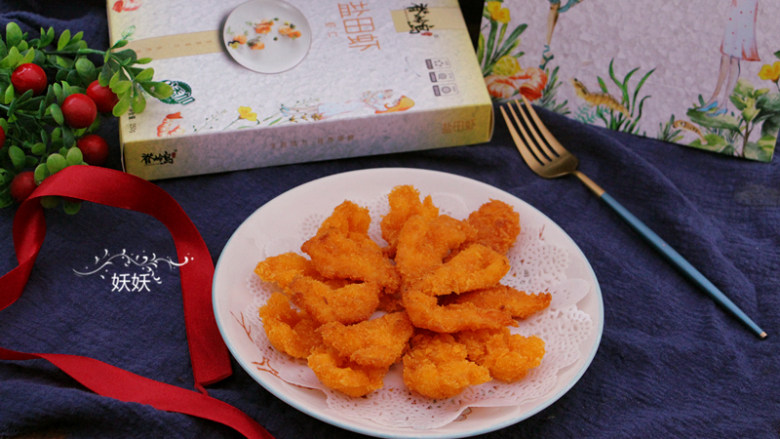 奥尔良日式凤尾虾,待虾仁变脆就可以取出食用,喜欢更入味的可以把虾放面糊里腌制一下,但是新鲜的虾仁本身有清甜的味道,不要腌,直接一裹一炸就特别美味。