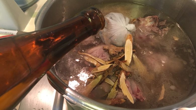 台式羊肉炉,高压锅里加入水、药材、米酒,煮开
