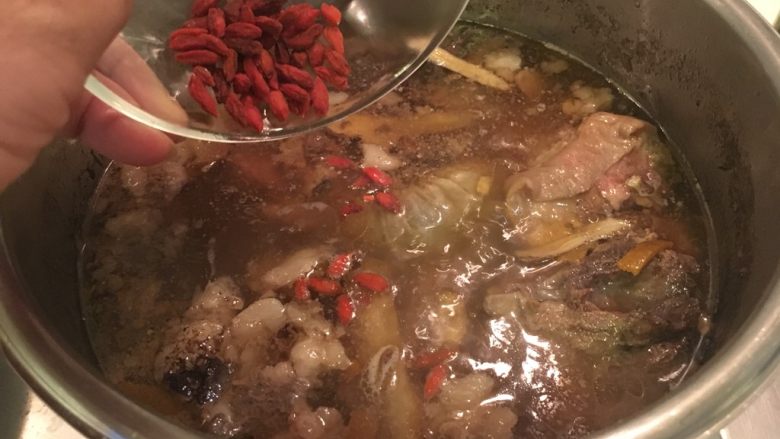 台式羊肉炉,加入枸杞后再煮10分钟,加点盐调味即可
