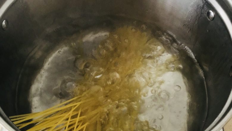 番茄意大利面,意大利面沸水入锅,锅里加入适量的盐煮15分钟
