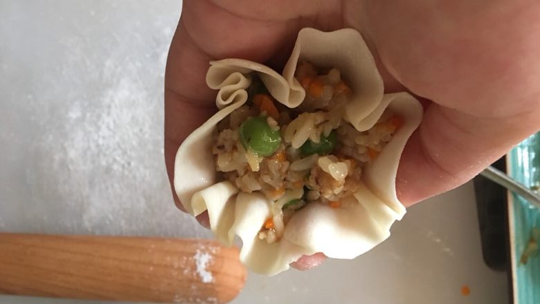 烧卖(猪肉香菇糯米馅),包入馅料,稍微露出一点馅,往中间轻推