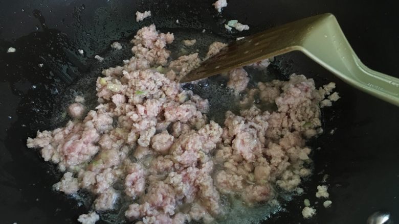 烧卖(猪肉香菇糯米馅),放入肉泥翻炒