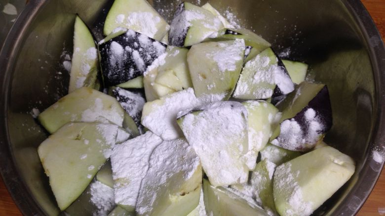 酱烧茄子,
用盐拌匀后,放到盆里撒上淀粉摇匀(要每一块都沾上淀粉)