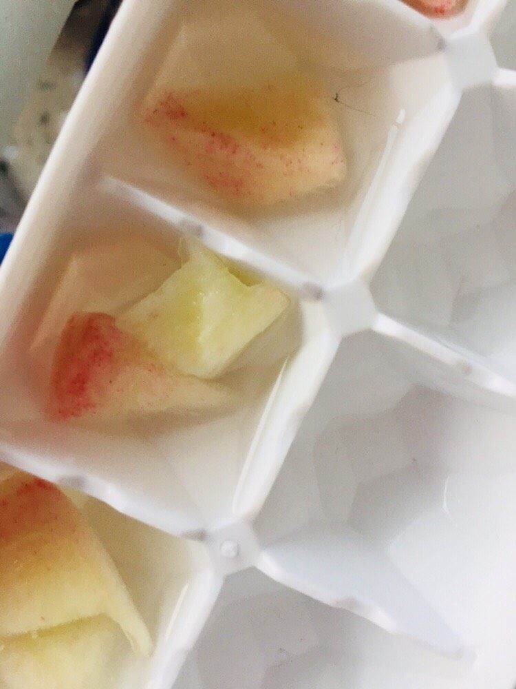 emm桃纸汁啦,最后把剩下的小块桃子和纯净水放在一起，放到冰箱冷冻层，过滤后的汁放到冷藏