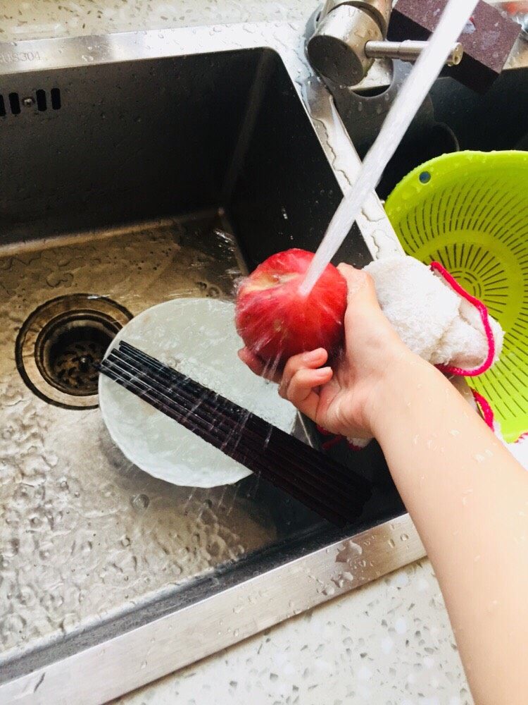 emm桃纸汁啦,拿一个红红的桃纸，洗个澡，然后剥皮～