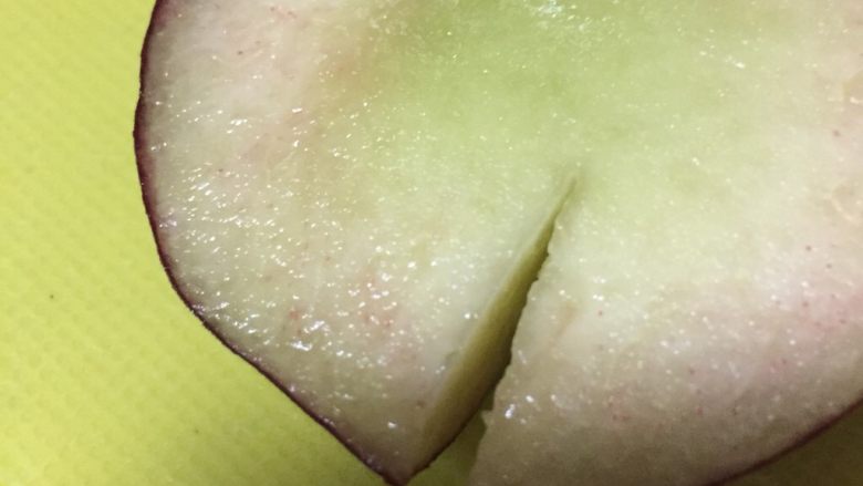 emm桃纸汁啦,咳...拿出第二个桃子🍑...切成这样