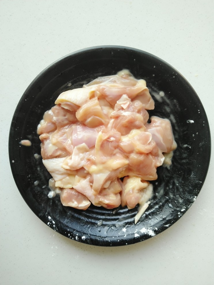 鹰嘴咖喱鸡,放入淀粉继续抓拌均匀,腌制5分钟。