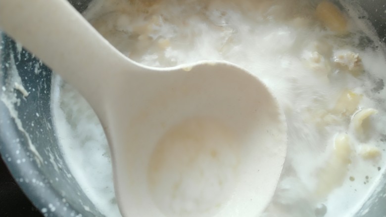鹰嘴咖喱鸡,锅内倒入冷水烧开,倒入腌好的鸡肉焯水。