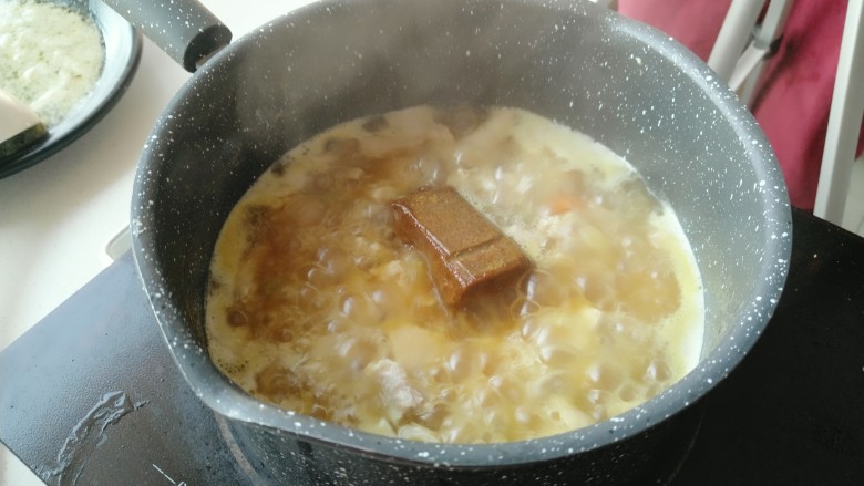 鹰嘴咖喱鸡,锅内倒入适量食用油,倒入所有食材翻炒均匀,加适量清水,放入<a style='color:red;display:inline-block;' href='/shicai/ 693'>咖喱</a>,中小火慢慢熬至汤汁粘稠后,收汁,即可。