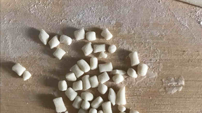 沙茶炒疙瘩,切成小丁,滚圆。