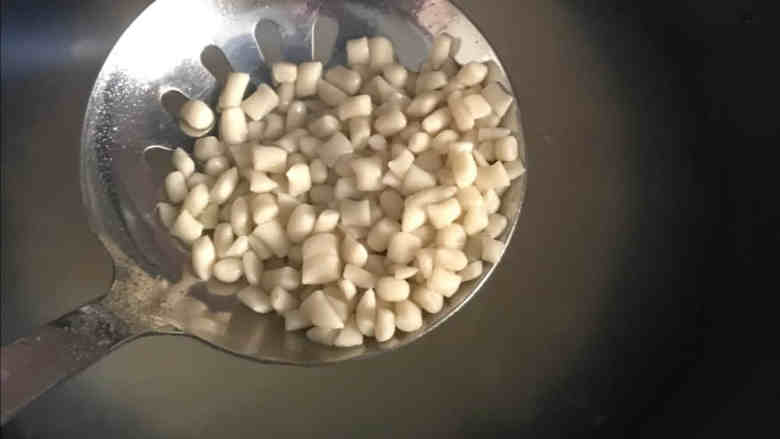沙茶炒疙瘩,放入开水煮,煮熟后捞出,放入凉水中冲洗干净,使之颗粒分明不会黏在一起。