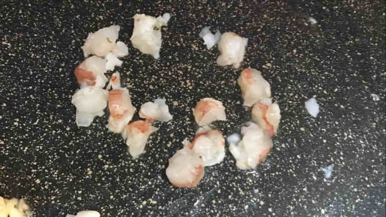 沙茶炒疙瘩,锅中放少许油,将虾丁放入小火煸熟,放入其他配菜炒熟。