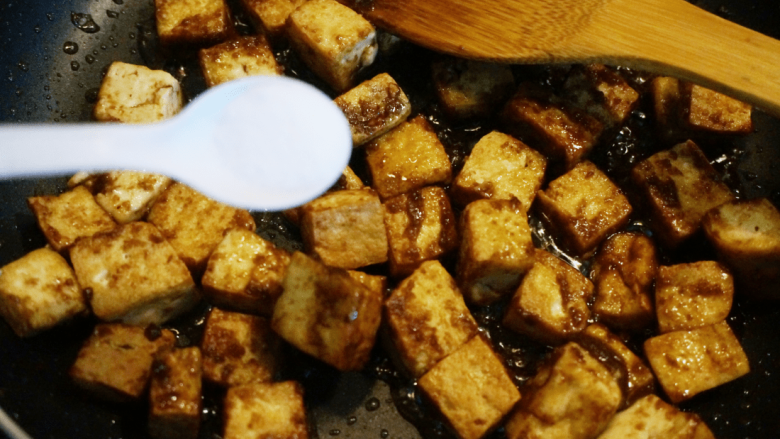 煎豆腐,7. 将沙茶酱与豆腐混合均匀后,加入少许盐