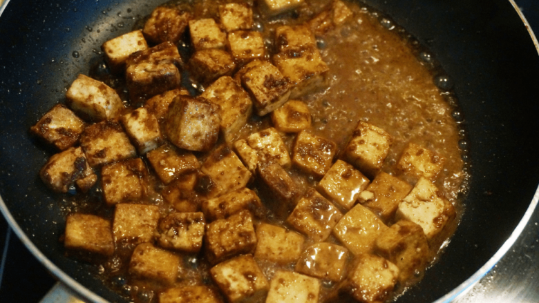 煎豆腐,8. 倒入半碗热水,让味道能渗入到豆腐中去;