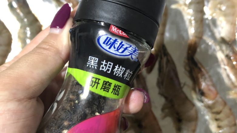 普罗旺斯风情烤虾,虾均匀的码入铺了锡纸的烤盘内,撒<a style='color:red;display:inline-block;' href='/shicai/ 134333'>黑胡椒</a>。