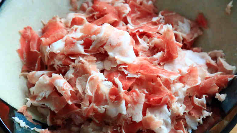沙茶肥牛饭,放入1勺<a style='color:red;display:inline-block;' href='/shicai/ 718'>料酒</a>和一个蛋清,用筷子拌匀,再放入2勺皇牌沙茶王拌匀。