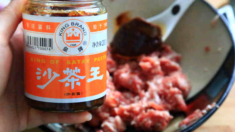 沙茶肥牛饭,加入少许生粉拌匀,腌制10分钟。