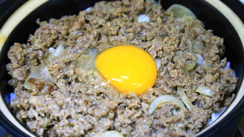 沙茶肥牛饭,把肥牛和汤汁均匀地铺在米饭上,打一个<a style='color:red;display:inline-block;' href='/shicai/ 9'>鸡蛋</a>。盖上盖子,小火焖煮10分钟,关火后焖几分钟即可。