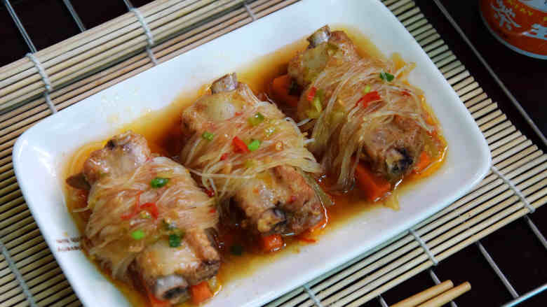 沙茶粉丝蒸排骨,剩下点酱汁可以加点油盐、酱油葱末辣椒末调点水煮些料汁,淋在蒸好的粉丝排骨上