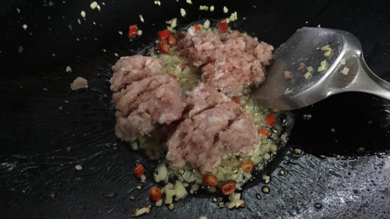 酸豆角肉沫,加入抓了生粉的肉沫翻炒至变色
