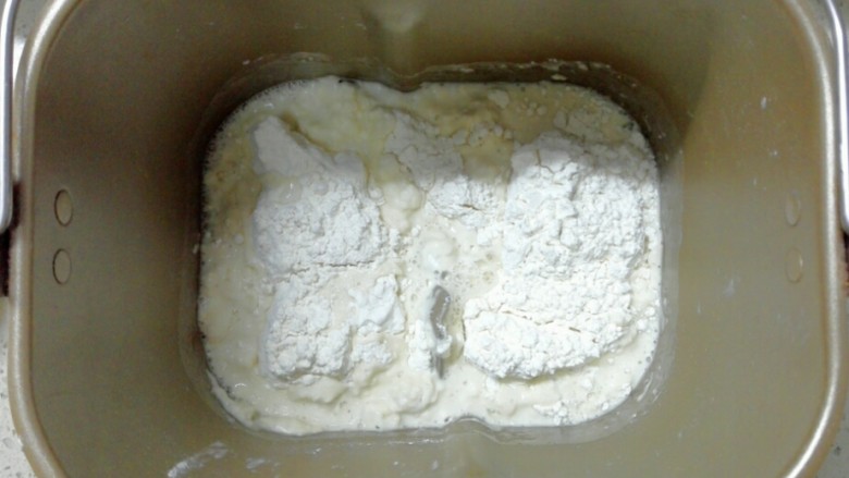 面包机版葡萄干吐司,所有原料投入面包桶,用面包机的和面程序,和面20分钟。和面结束后,面包机菜单栏选择重量750克,浅烧色,选择一键式普通面包程序。