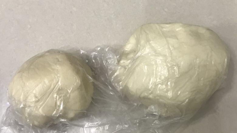 老婆饼,分别把油皮和油酥揉成面团,油皮揉出膜最好,包上保鲜膜醒面30分钟以上。