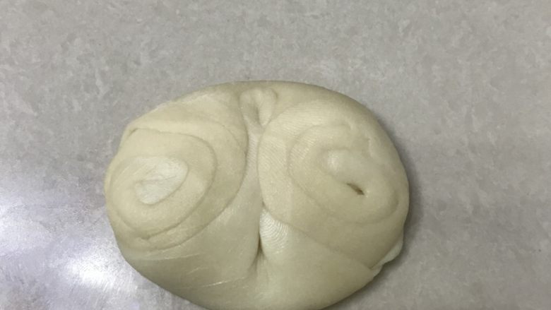 老婆饼,取一松弛好的面团从中间用手指压一下两头在一起,用手按压一下。