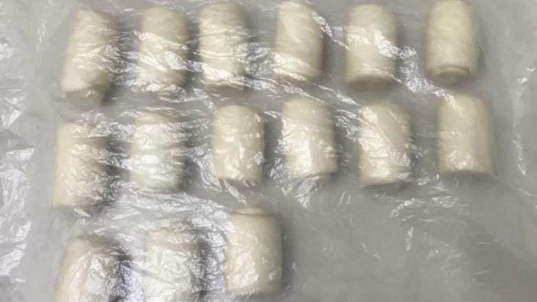 老婆饼,从下往上卷起全部卷完盖上保鲜膜松弛30分钟。