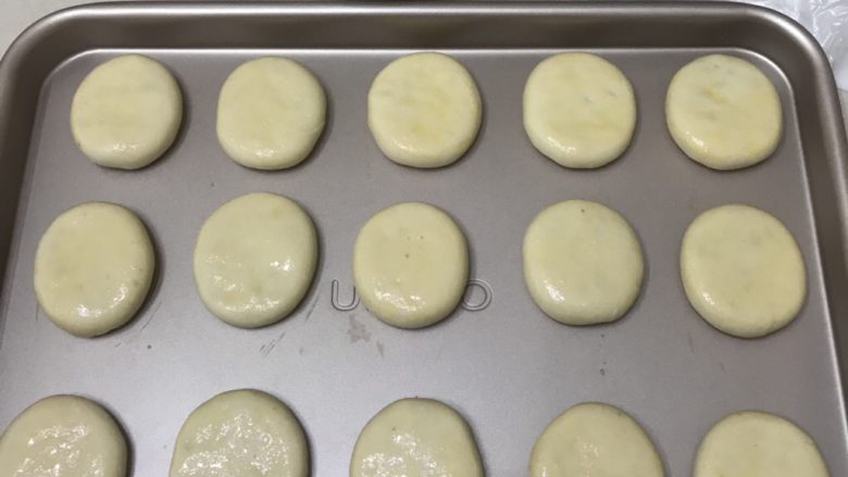 老婆饼,表面刷上全蛋液。