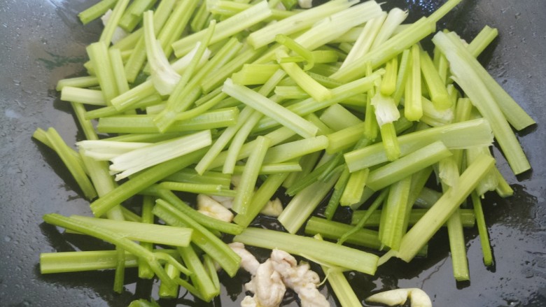芹菜炒粉条,把葱姜蒜炒香,然后再加入芹菜。