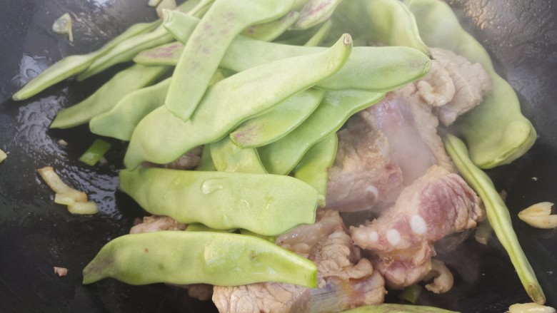 豆角土豆炖排骨,然后加入豆角。