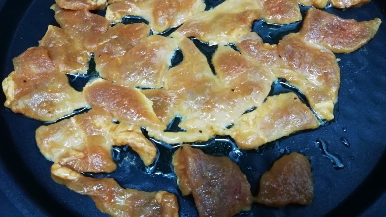 烤肉,电饼铛中加入少许的油,然后把腌制好的肉片放入锅中按烧烤键