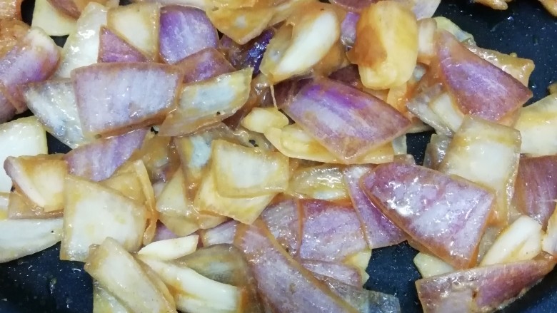 烤肉,等到肉快熟时,再把洋葱放入锅中,烤到食材全部孰为止