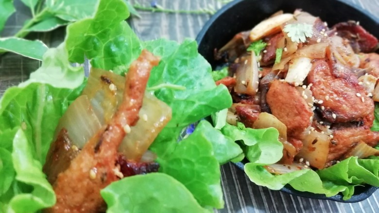 烤肉,取出来的洋葱炒肉,<a style='color:red;display:inline-block;' href='/shicai/ 121'>生菜</a>叶包着吃更加美味