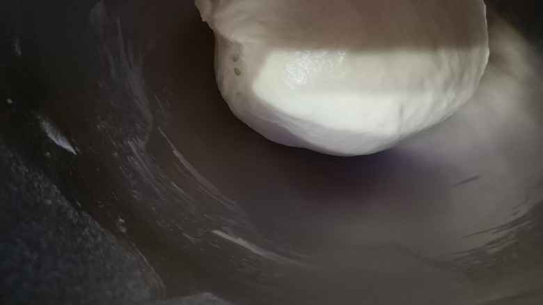 花朵豆沙面包,我用的是大草原厨师机,1档和成团然后3档揉到光滑