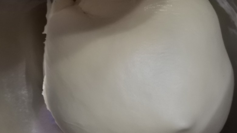 花朵豆沙面包,加入黄油后继续1档揉成团好3档揉到光滑