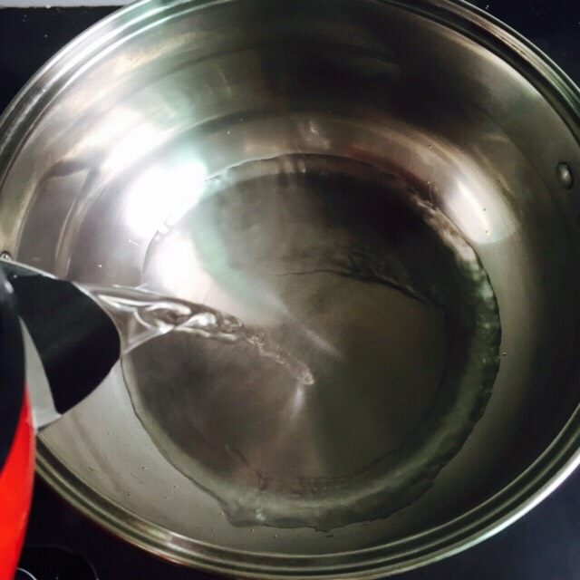 红枣南瓜汤,汤锅倒入足够的饮用水,大火烧开