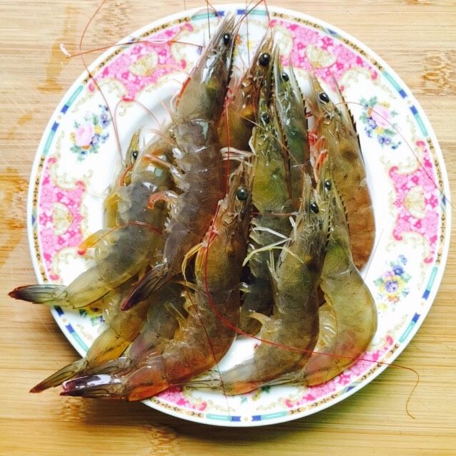 咸蛋黄焗大虾,鲜活的海虾,拍照的时候虾儿一个个的往外跳😂