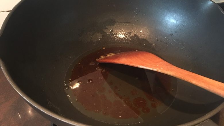 快手卤肉蛋,融化后是这个样子的!这时候就可以把你要卤的肉肉放下去了,一般卤🐷猪肉、鸡爪子才需要炒糖色,牛肉、蛋类是不需要的