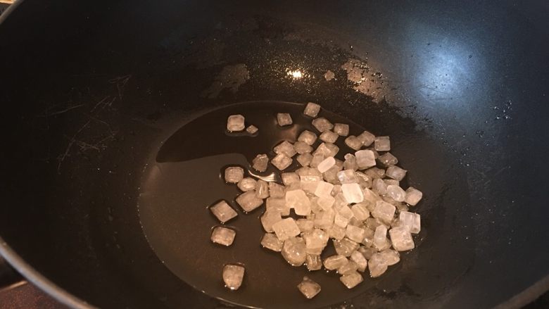 快手卤肉蛋,炒糖色:
冷锅下油下糖,全程小火,画小黑板,一定要小火,大火的话糖会变苦