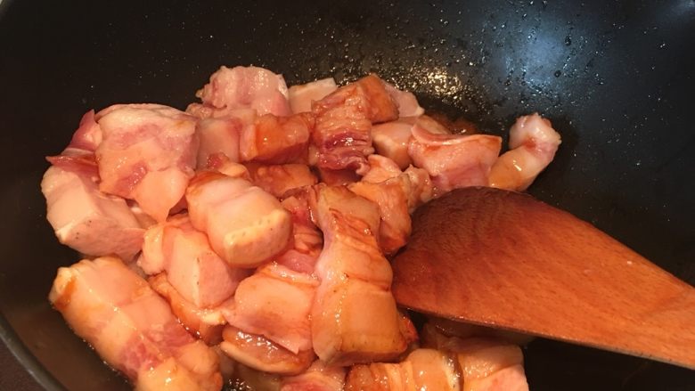 快手卤肉蛋,下肉肉~(˶‾᷄ ⁻̫ ‾᷅˵)!滋啦滋啦!快速翻炒,这里还是小火操作哈!