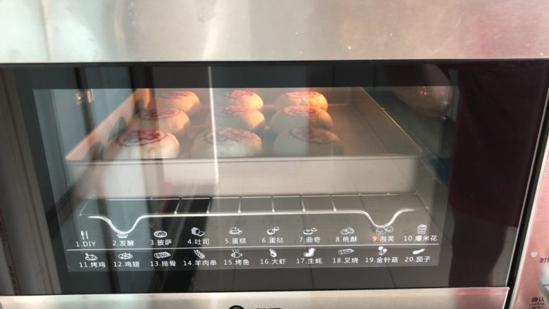 汁鲜味美的苏式鲜肉月饼,19、烤箱预热至150度后放入烤盘,上下火中下层烤30分钟后立即取出。
